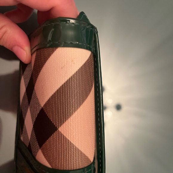 100% Authentic Burberry Nova Check Large Wallet with Green Patent leather. - Picture 5 of 6